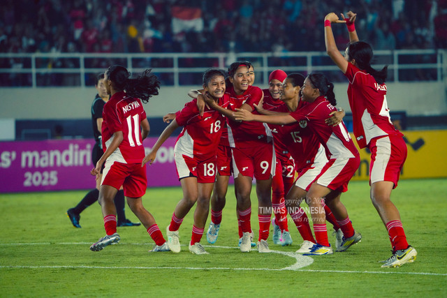 Pemain Timnas wanita Indonesia saat melawan Timnas wanita Malaysia pada pertandingan Grup A Kejuaraan ASEAN Wanita U-16 di Stadion Manahan, Solo, Minggu (25/8/2025).
 Foto: PSSI