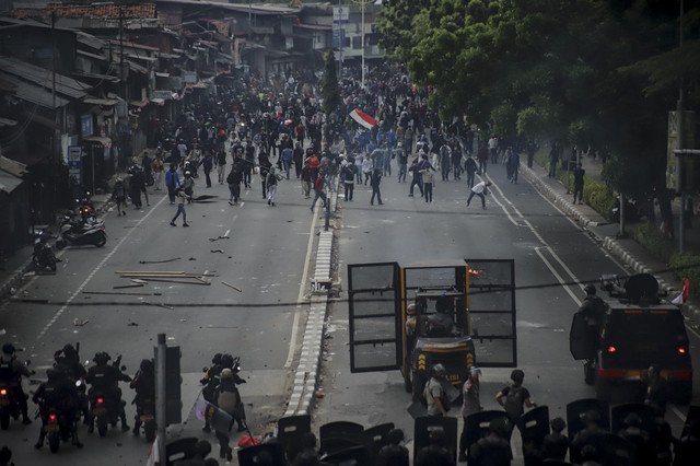 Kericuhan antara demonstran dan aparat keamanan di Pejompongan, sekitar Gedung BNI, Jakarta, Senin (25/8/2025). Foto: Jamal Ramadhan/kumparan