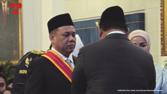 Presiden RI Prabowo Subianto menyematkan tanda kehormatan Bintang Mahaputra Utama kepada Andi Syamsuddin Arsyad dalam upacara penganugerahan di Istana Negara, Jakarta, Senin (25/8/2025). Foto: YouTube/Sekretariat Presiden