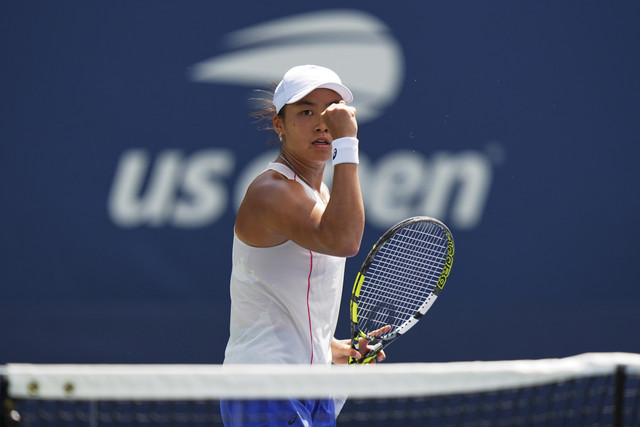 Petenis Indonesia, Janice Tjen bereaksi setelah mencetak poin melawan Veronika Kudermetova, petenis Rusia, pada putaran pertama kejuaraan tenis AS Terbuka, Minggu (24/8/2025). Foto: Frank Franklin II/AP Photo