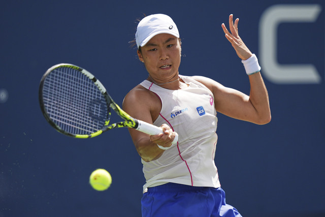 Petenis Indonesia, Janice Tjen mengembalikan bola ke arah Veronika Kudermetova, petenis Rusia, pada putaran pertama kejuaraan tenis AS Terbuka, Minggu (24/8/2025). Foto: Frank Franklin II/AP Photo