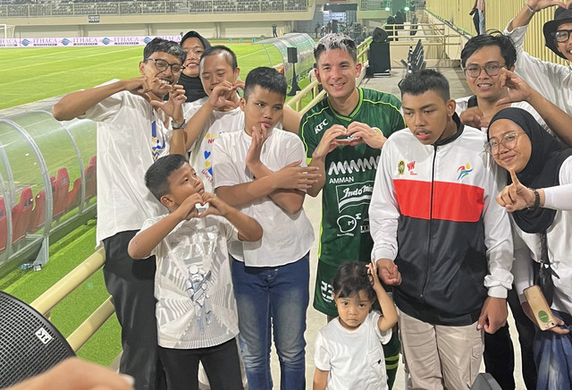 Momen anak-anak penyandang disabilitas foto bersama PSS Sleman, Kim Kurniawan, di Maguwoharjo International Stadium (MagIS), Jumat (22/8). Foto: Pandangan Jogja/Gigih Imanadi Darma