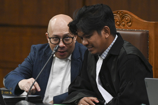 Terdakwa kasus korupsi pengelolaan dana investasi di PT Taspen Antonius NS Kosasih (kiri) berbincang dengan penasehat hukumnya saat menjalani sidang lanjutan di Pengadilan Tipikor, Jakarta, Senin (4/8/2025). Foto: Fauzan/ANTARA FOTO