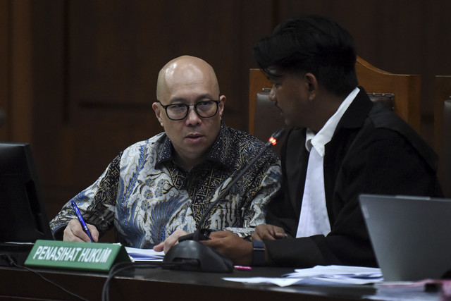 Terdakwa kasus dugaan investasi fiktif PT Taspen Antonius NS Kosasih (kiri) berbincang dengan kuasa hukumnya saat mengikuti sidang lanjutan di Pengadilan Tipikor, Jakarta, Senin (11/8/2025). Foto: Fauzan/ANTARA FOTO