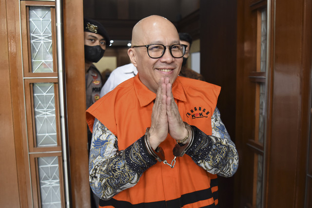 Terdakwa kasus dugaan investasi fiktif PT Taspen Antonius NS Kosasih (tengah) berjalan meninggalkan ruangan saat skors sidang lanjutan di Pengadilan Tipikor, Jakarta, Senin (11/8/2025). Foto: Fauzan/ANTARA FOTO