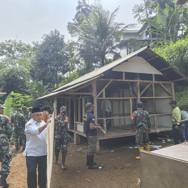 Rumah keluarga almarhumah Raya dibongkar untuk direnovasi total pada Senin (25/8/2025). Foto: Dok. Istimewa