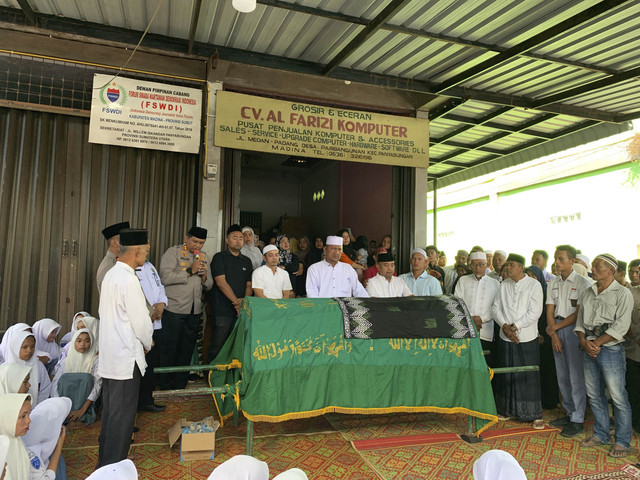 Suasana jelang pemakaman seorang pelajar yang tewas tertabrak mobil dinas Kapolres Madina, AKBP Arie Sofandi Paloh di Kabupaten Mandailing Natal, Sumatera Utara. Foto: Dok. Istimewa