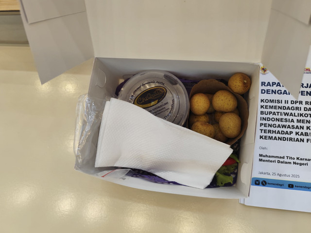 Sisa snack usai rapat Komisi II DPR bersama Kemendagri pada Senin (25/8/2025). Foto: Luthfi Humam/kumparan