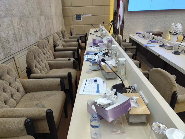 Sisa snack usai rapat Komisi II DPR bersama Kemendagri pada Senin (25/8/2025). Foto: Luthfi Humam/kumparan