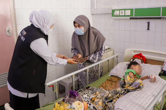 Gubernur Jawa Timur, Khofifah Indar Parawansa saat menyambangi pasien Campak di RS Muh. Anwar Sumenep. Foto: Humas Pemprov Jatim