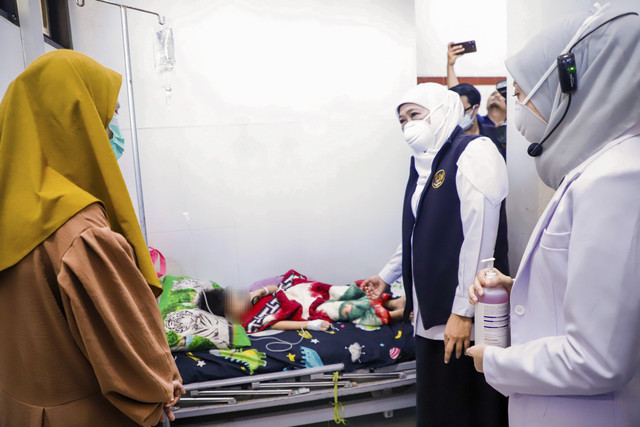 Gubernur Jawa Timur, Khofifah Indar Parawansa saat menyambangi pasien Campak di RS Muh. Anwar Sumenep. Foto: Humas Pemprov Jatim