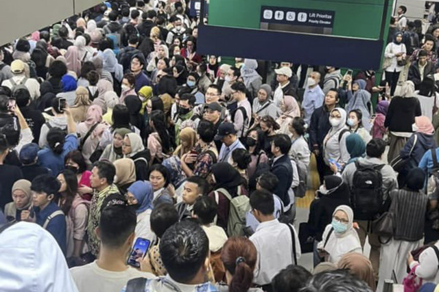 Kepadatan di Stasiun MRT Lebak Bulus pada Senin (25/8/2025) malam. Foto: X/ @mrtjakarta