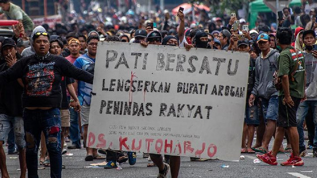 Massa yang tergabung dalam Aliansi Masyarakat Pati Bersatu melakukan aksi demonstrasi menuntut Bupati Pati Sudewo mundur dari jabatannya karena dinilai arogan dan sejumlah kebijakannya tidak pro ke masyarakat di depan Kantor Bupati Pati, Kabupaten Pati, Jawa Tengah, 13 Agustus 2025. Antara/Aji Styawan