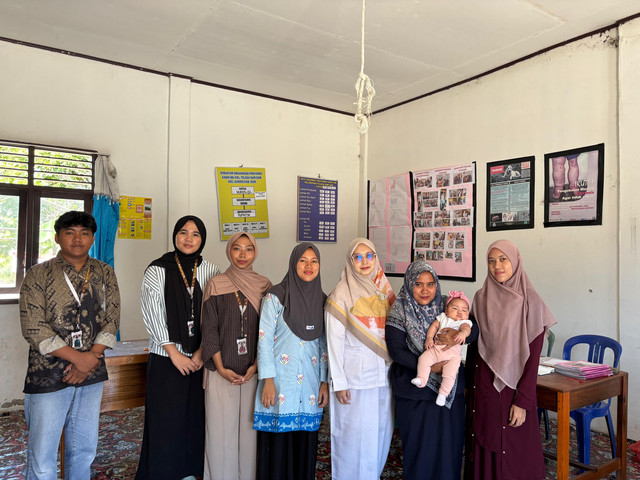 Foto bersama bidan dan kader posyandu Libo Lama