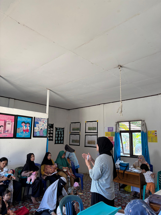 Foto penyampaian materi DAGUSIBU oleh mahasiswa KKNMAs kelompok 121