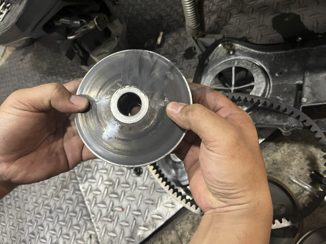 Contoh bagian CVT yang terkena rembesan oli. Foto: Fitra Andrianto/kumparan