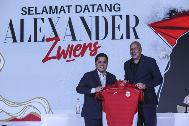Ketua Umum PSSI Erick Thohir (kiri) berfoto bersama Direktur Teknik (Dirtek) PSSI Alexander Zwiens (kanan) saat acara perkenalan Direktur Teknik PSSI yang baru di Jakarta, Senin (25/8/2025). Foto: Asprilla Dwi Adha/ANTARA FOTO