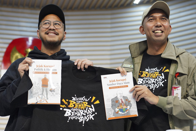 Komika, Pandji Pragiwaksono (kiri), dan Direktur Sosialisasi dan Kampanye Antikorupsi KPK, Amir Arief (kanan), dalam jumpa pers, Senin (25/8/2025). Foto: KPK