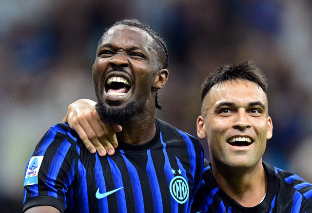 Selebrasi Marcus Thuram dan Lautaro Martinez saat laga Inter Milan vs Torino dalam pekan pertama Liga Italia 2025/26 di Stadion San Siro, Selasa (26/8) dini hari WIB. Foto: REUTERS/Daniele Mascolo