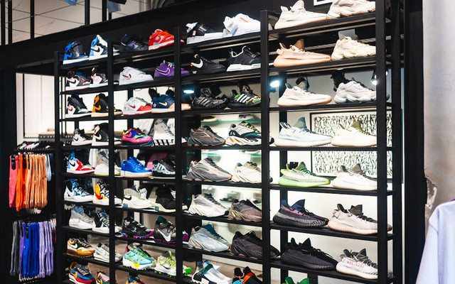 Store Sepatu On Cloud Surabaya. Foto hanya ilustrasi, bukan sebenarnya. Sumber: pexels.com/Deybson Mallony