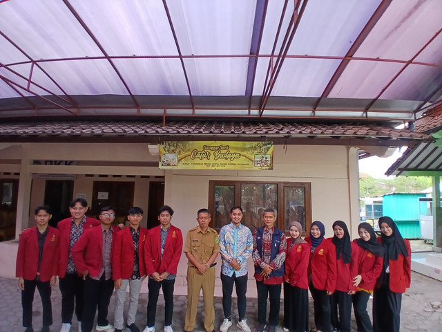 Momen penerjunan mahasiswa Manajemen UMY untuk program Magang Berdampak di Kalurahan Caturharjo, Bantul. Kegiatan ini disambut hangat dan dihadiri oleh perwakilan dari PINBAS MUI serta Lurah Caturharjo sebagai pendamping.(Foto: Priabdi)