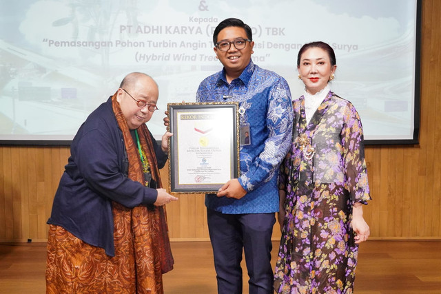 Pendiri Museum Rekor Dunia–Indonesia (MURI), Jaya Suprana (kiri) saat menyerahkan penghargaan Rekor MURI Hybrid Wind Tree kepada Direktur Human Capital dan Transformasi Jasa Marga, Yoga Tri Anggoro (tengah) di Auditorium Ki Narto Sabdo, Geding MURI & Jaya Suprana Institute, Jakarta pada Senin (25/08). Foto: Dok. Jasa Marga