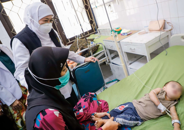 Khofifah saat menjenguk anak yang terkena campak. Foto: Humas Pemprov Jatim 