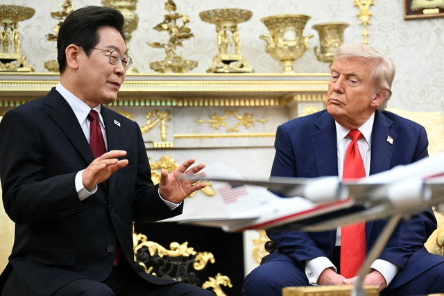 Presiden AS Donald Trump dan Presiden Korea Selatan Lee Jae Myung menghadiri pertemuan bilateral di Ruang Oval Gedung Putih di Washington, DC, Amerika Serikat, Senin (25/8/2025). Foto: Mandel Ngan / AFP