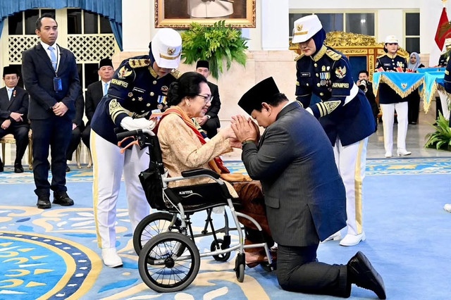 Presiden Prabowo Subianto (kanan) berjabat tangan dengan Siti Hardjanti Wismoyo (kiri) usai memberikan Tanda Kehormatan Bintang Mahaputra Utama di Istana Negara, Jakarta, Senin (25/8/2025). Foto: Instagram/@sekretariat.kabinet