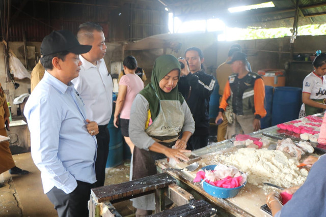 Wakil Wali Kota Pontianak, Bahasan, saat meninjau pabrik tahu. Foto: Dok. Kominfo Pemkot Pontianak