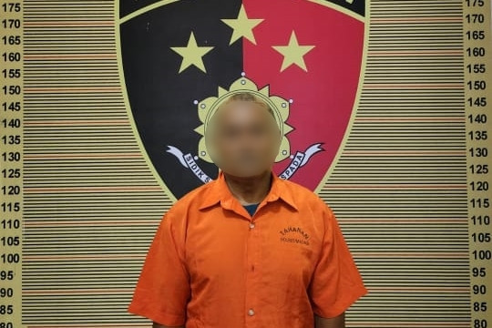 Polisi menujukkan MHS (56), tersangka yang mencabuli 2 anaknya di Mandailing Natal. Foto: Polres Madina