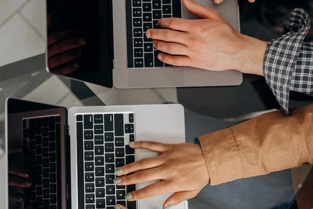 Ilustrasi laptop 8 jutaan terbaik. Foto: Pexels/Mikhail Nilov