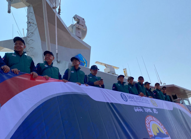 Petugas Bank Indonesia berada di kapal jelang melakukan Ekspedisi Rupiah Bersahaja. Foto: Yulia Ramadhiyanti/HiPontianak