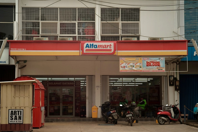 Alfamart Drive Thru Alam Sutera, foto hanya ilustrasi, bukan tempat sebenarnya; Unsplash/Yoga Sukma 🇮🇩