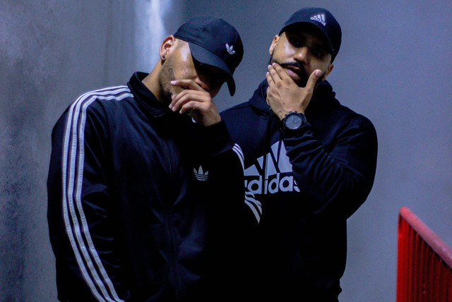 Ilustrasi cara cek kode jaket adidas ori - Sumber: unsplash.com/@siednji