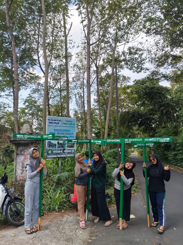 KKN UIN Walisongo Pasang Plang Jalan di Desa Patemon