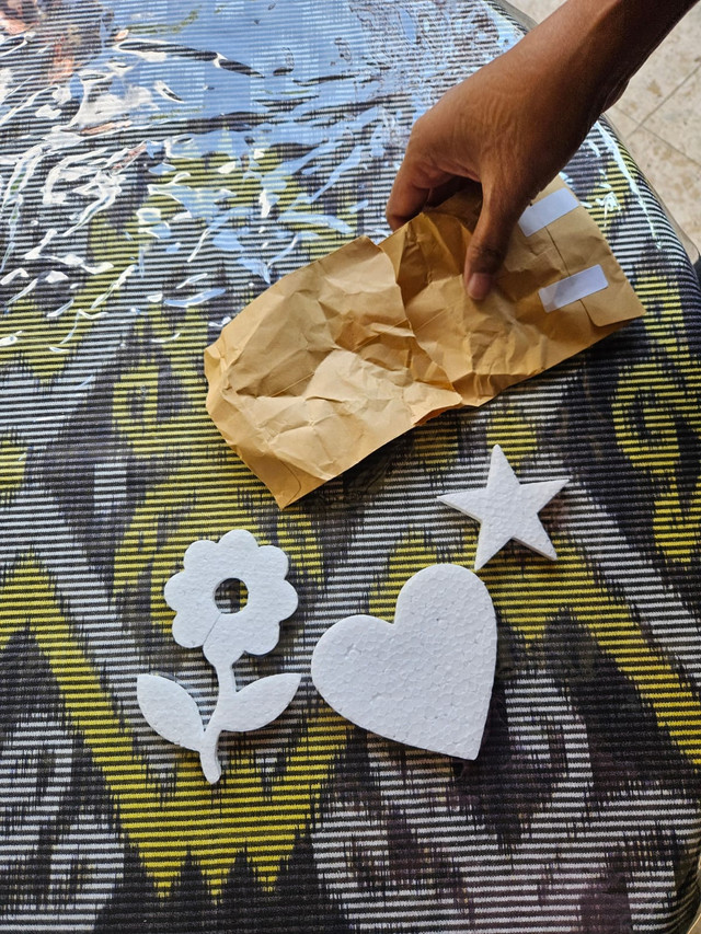 Amplop misterius dari orang tak dikenal yang diberikan kepada keluarga Arya Daru setelah pemakaman. Foto: Dok. Nicholay Aprilindo