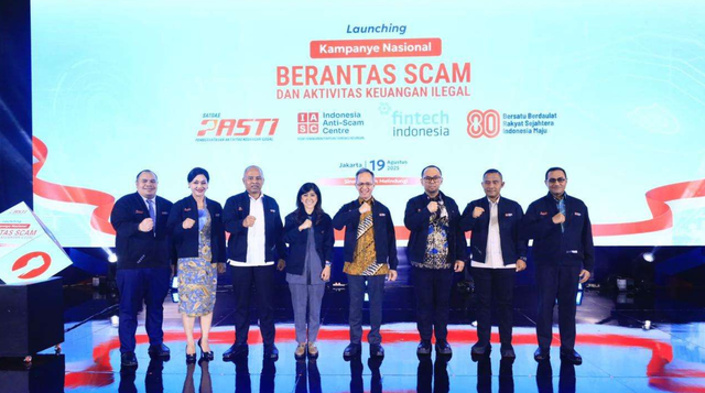 Ketua Dewan Komisioner OJK Mahendra Siregar bersama jajaran perwakilan kementerian/lembaga anggota Satgas PASTI usai peluncuran Kampanye Nasional Berantas Scam dan Aktivitas Keuangan Ilegal di Jakarta, Selasa (19/8) Foto: Dok. OJK