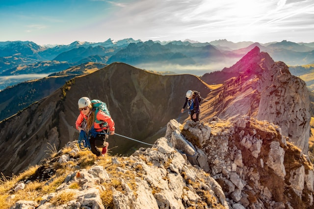Ilustrasi film tentang pendakian gunung yang menegangkan. Sumber: Unsplash.com.