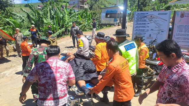 Tim SAR mengevakuasi pendaki Gunung Slamet asal Jakarta bernama Syayid Zahfat Murtado (26) yang mengalami hipotermia di Pos 5 jalur pendakian via Bambangan. Foto: Basarnas