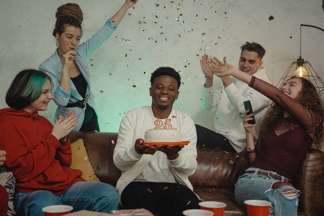 Ilustrasi merayakan ulang tahun sabat cowok. Foto: Pexels