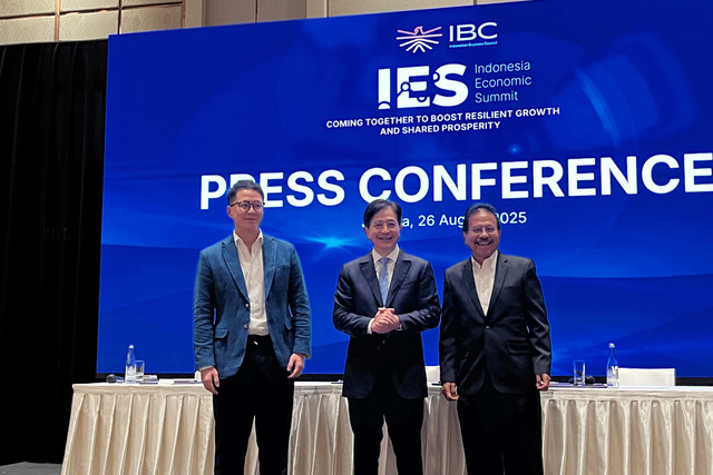 Ketua Dewan Pengawas IBC, Arsjad Rasjid, dan CEO IBC Sofyan Djalil saat Konferensi Pers Kick off Indonesia Economy Summit (IES) 2026, Selasa (26/8/2025). Foto: Fariza Rizky Ananda/kumparan