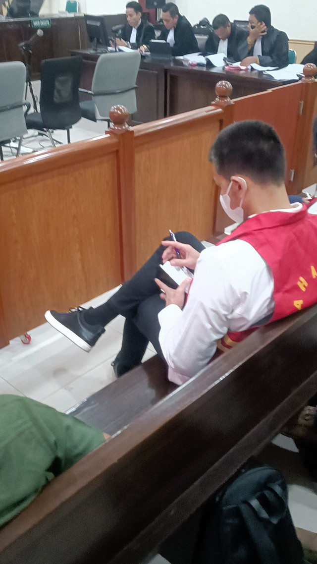 Jonathan Frizzy jelang sidang kasus vape berisikan obat keras, PN Tangerang, Banten, Selasa (26/8/2025). Foto: Giovanni/kumparan