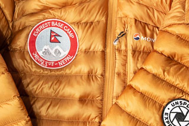 Ilustrasi ciri ciri jaket columbia original. Sumber: Unsplash/v2osk