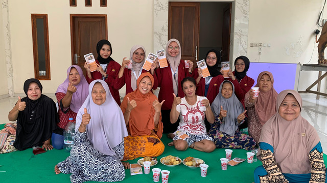 Workshop Pembuatan Minuman Herbal Bersama Warga Gutean, Desa Dayurejo (Sumber: PMM Kelompok 2 Dayurejo)