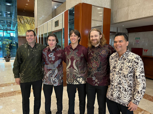 Atlet naturalisasi hoki es Artem Bezrukov, Adel Khabibullin, Savelii Molchanov, Evgenii Nurislamov bersama Ketum Federasi Hoki Es Indonesia Ronald Situmeang di gedung DPR/MPR RI pada 26 Agustus 2025. Foto: Azrumi Ghazali/kumparan