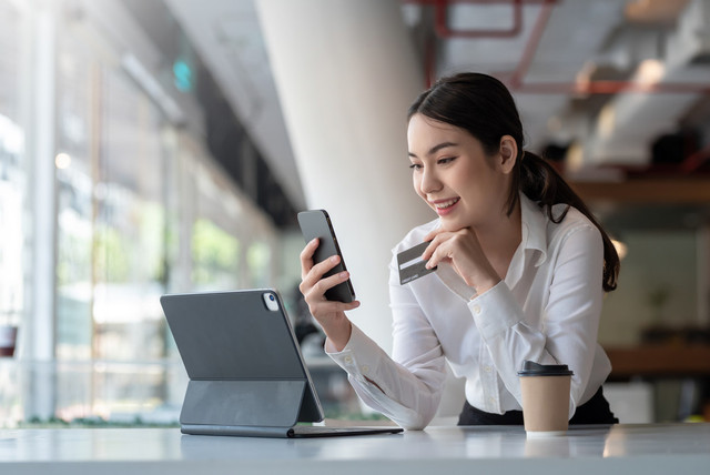 Ilustrasi menggunakan bank digital. Foto: Amnaj Khetsamtip/Shutterstock 