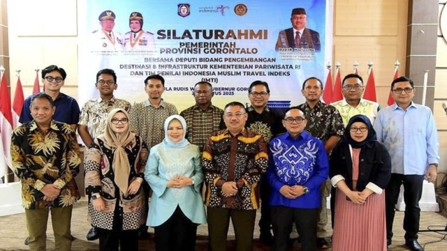 Wakil Gubernur Gorontalo Idah Syahidah Rusli Habibie bersama Deputi Kemenpar RI Bidang Destinasi dan Infrastruktur Harianto, juga Ketua Tim Penilai IMTI serta jajaran saat foto bersama usai silahturahmi di aula rumah jabatan wakil gubernur. Foto: Diskominfotik Provinsi Gorontalo/HO/Antara
