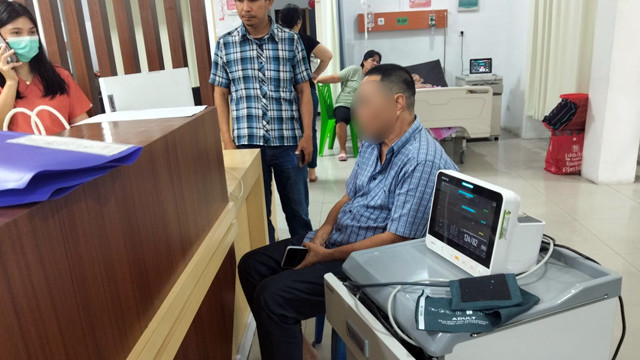 Pemeriksaan kesehatan terhadap THS, tersangka insiden KM Barcelona terbakar di Talise. THS yang merupakan Dirut PT SPI, resmi ditahan Polda Sulawesi Utara.