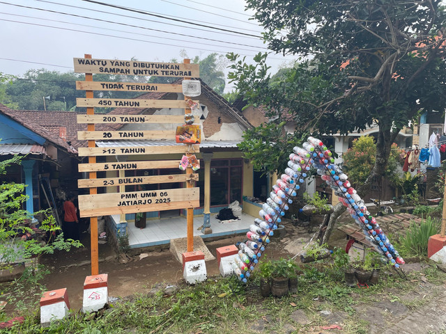 Merdeka Tanpa Sampah: Mahasiswa UMM Ajak Masyarakat Tonggowa Kreatif Olah Sampah